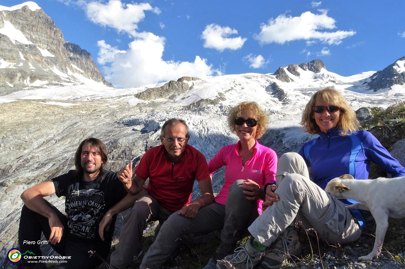 06 Appollaitai sopra il rifugio a precipizio sul fronte del ghiacciaio.JPG -                                